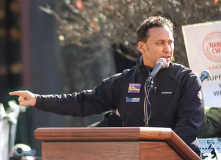 Görsel: Aasif_Mandvi.jpg: John Edwards derivative work: Hekerui (talk) / CC BY-SA Aasif Mandvi