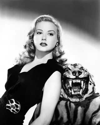 Görsel: w:Republic Pictures Corp. 1945. Photographer not credited. Studio publicity. / Kamu malı Adele Mara