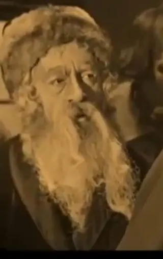 Görsel: It is a frame from the film by Ryszard Stanisław Kazimierz Ordyński from 1928. This low quality picture (just 35) is placed for educational and respect reasons to show the face of Polish Jewish actor / Kamu malı Ajzyk Samberg
