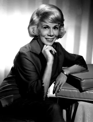 Görsel: CBS Television-Photo is CBS Portrait by Gabor Rona, partly hidden by clipping. Rona did a lot of photography for CBS and Benadaret was starring in Petticoat Junction at the time. / Kamu malı Bea Benaderet