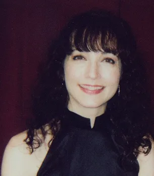 Görsel: Bebe_Neuwirth_and_A._Alex_Nitta_at_BCEFA.jpg: Insomniacpuppy (WTCA). derivative work: George Ho / Kamu malı Bebe Neuwirth