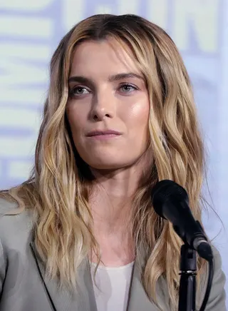 Görsel: Gage Skidmore / CC BY-SA Betty Gilpin