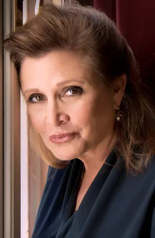 Görsel: By Riccardo Ghilardi - Crop of File:Actress Carrie Fisher © Riccardo Ghilardi photographer.jpg, CC BY-SA 3.0, https://commons.wikimedia.org/w/index.php?curid=55103929 / CC BY-SA Carrie Fisher