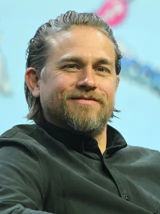 Görsel: Pedro Heshike for Galaxy Con / CC BY Charlie Hunnam