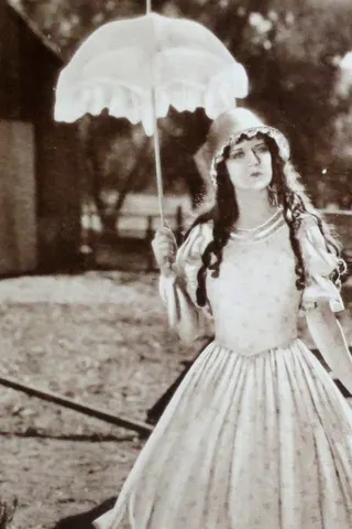Görsel: TMDB Crinoline and Romance afişi