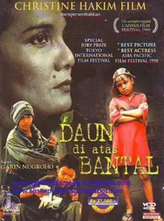 Daun di Atas Bantal afişi