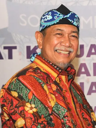 Görsel: File:Deddy Mizwar - Rakerpus IPI - 2016 - 01.jpg by Dinas Perpustakaan dan Kearsipan Provinsi Jawa Barat derivative work: F1fans / Kamu malı Deddy Mizwar