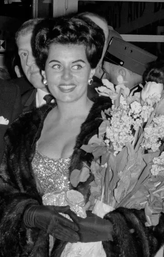 Görsel: Bildcode: Com_L09-0086-0003-0003 Fotograf: Gerber, Hans Titel: Première von "Porgy and Bess" im Kino Apollo Datierung: 27.4.1960 Bildnachweis: ETH-Bibliothek Zürich, Bildarchiv / Fotograf: Gerber, Han / CC BY-SA Eunice Gayson
