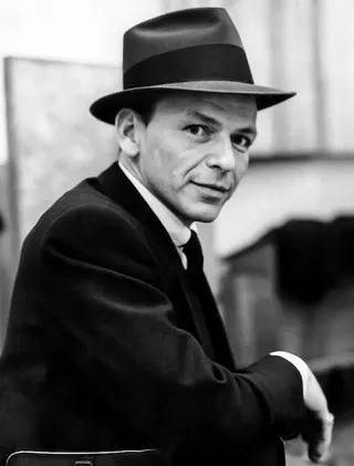 Görsel: Photograph by Capitol Records, per a credit found in the 1959 edition of the International Celebrity Register at page 696. No known source credits an individual photographer. / Kamu malı Frank Sinatra