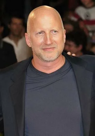 Görsel: Viggo_Mortensen,_Kodi_Smit-McPhee,_Joe_Penhall,_John_Hillcoat,_Steve_Schwartz.jpg: nicolas genin derivative work: RanZag (talk) / CC BY-SA John Hillcoat
