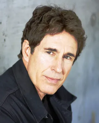 Görsel: Photograph produced by Michael Calas in his studio in LA listed under Michael Calas Photography. Work owned by John Shea, who has released it. Cropped by J Milburn. / CC BY-SA John Shea
