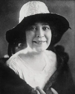 Görsel: Unknown publicity shot; photographers are credited en masse in the book's endnotes but which photographer is responsible for which is not listed. / Kamu malı June Mathis