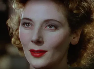 Görsel: Trailer screenshot Licencing information : https://web.archive.org/web/20080321033709/http://www.sabucat.com/?pg=copyright and http://www.creativeclearance.com/guidelines.html#D2 / Kamu malı Kathleen Byron