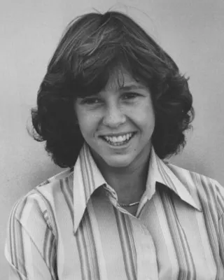 Görsel: It is unclear as to whether the press materials were distributed by McNichol's personal publicity agency or if they were distributed by ABC-TV, the network which aired the television series Family (al / Kamu malı Kristy McNichol