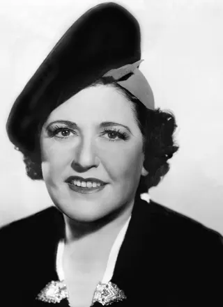 Görsel: Lowell Sun, December 23, 1941; International News Service photo with earliest date stamp October 9, 1937 / Kamu malı Louella Parsons