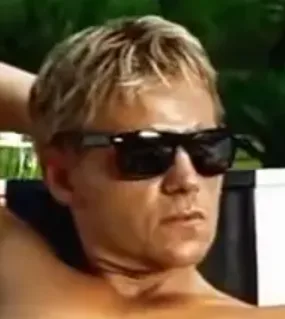 Görsel: Palma Pictures (Production company involved with making of "Mad Dogs" (see https://www.imdb.com/title/tt1652218/companycredits/?ref_=tt_dt_co) / CC BY Marc Warren