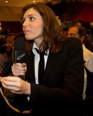 Görsel: Bruno_Senna_e_Monica_Iozzi_(CQC).jpg: Carina Zaratin derivative work: Jardel Alves (talk) / CC BY Monica Iozzi