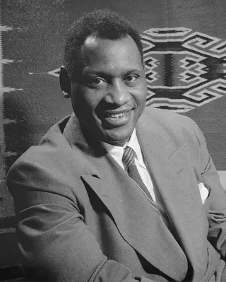 Görsel: Gordon Parks, Office of War Information; cropped by Beyond My Ken (talk) 07:13, 3 February 2011 (UTC) / Kamu malı Paul Robeson