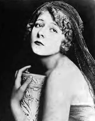 Görsel: Unknown publicity shot; photographers are credited en masse in the book's endnotes but which photographer is responsible for which is not listed. / Kamu malı Pauline Curley