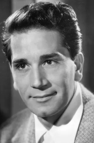 Görsel: Photo originated with 20th Century Fox. BBDO (Batten, Barton, Durstine & Osborn) wrote the release re: Conte's NBC radio appearance. / Kamu malı Richard Conte