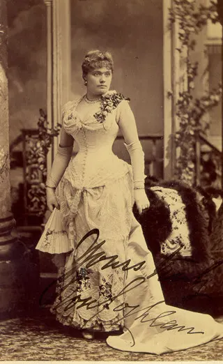 Görsel: 1884 photograph Philip H. Ward Collection of Theatrical Images, 1856-1910 / Kamu malı Rose Coghlan