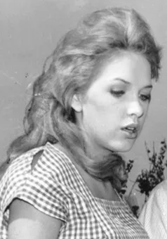 Görsel: General Electric Theater. It was not unusual for television networks, studios or program sponsors to use either an advertising or publicity agency for distribution of publicity material. In this case, / Kamu malı Stella Stevens