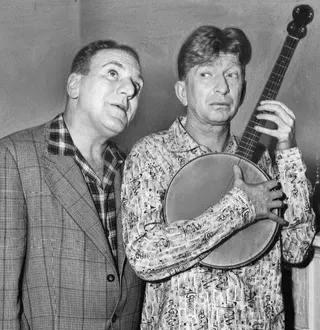 Görsel: NBC. Bureau of Industrial Service was a division of advertising agency Yong & Rubicam. Many television and radio publicity photos were distributed by this agency on behalf of networks and sponsors. Up / Kamu malı Sterling Holloway