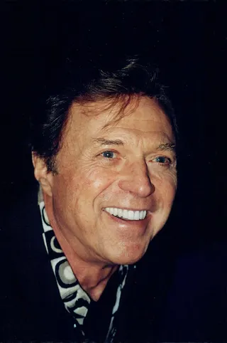 Görsel: John Mathew Smith & www.celebrity-photos.com from Laurel Maryland, USA / CC BY-SA Steve Lawrence