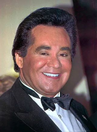 Görsel: Kingkongphoto & www.celebrity-photos.com from Laurel Maryland, USA / CC BY-SA Wayne Newton
