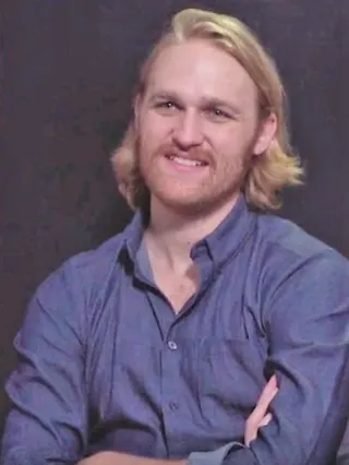Görsel: Video by W!ZARD Radio Media; cropped, rotated, lightened by User:GRuban / CC BY Wyatt Russell